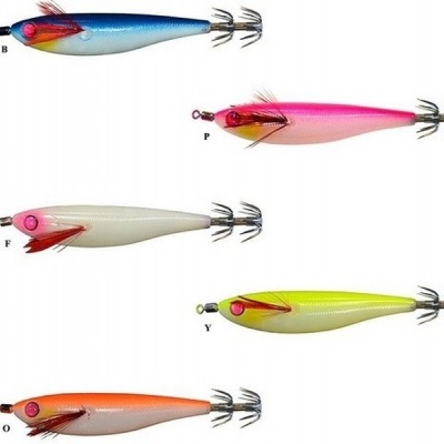 Cinco iscas de pesca artificiais coloridas em fundo branco