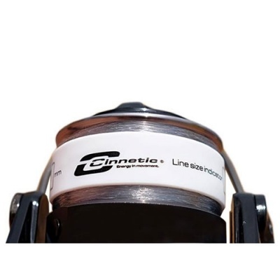 Rolo para carreto de pesca branco e preto com inscrição Ginnetic