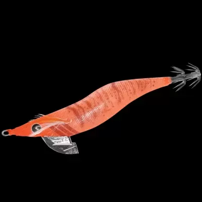 Isca de pesca em forma de camarão alaranjado com anzóis no fundo