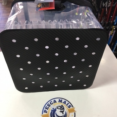 Bolsa preta para acessórios de pesca com pontos brancos e etiqueta, em balcão branco com autocolante Pesca Mais.