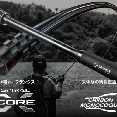 Cana de pesca preta com texto EXSENCE, SPIRAL X CORE e CARBON MONOCOQUE em fundo de lago e pessoa pescando