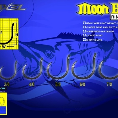 Conjunto de anzóis MAXEL Moon Edge RING SJ-30 em vários tamanhos com fundo azul e desenho de peixe