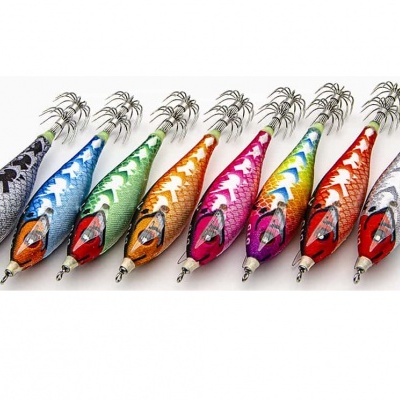 Oito iscos de pesca coloridos alinhados em fundo branco