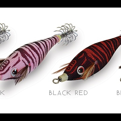 Quatro iscas artificiais em forma de lula para pesca em várias cores.