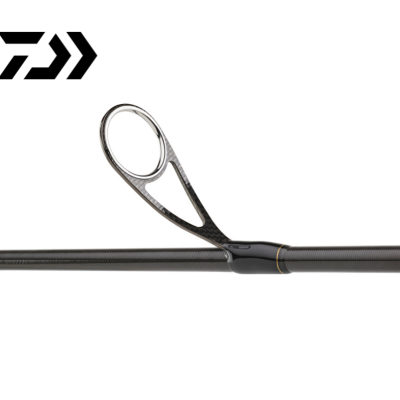 Segmento de cana de pesca preta em fibra de carbono com anel de passagem em metal brilhante