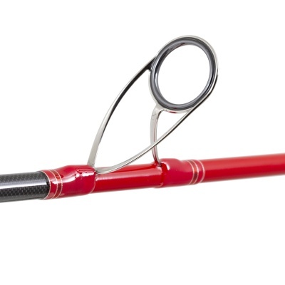 Cana de pesca vermelha com anel guia metálico circular, detalhes dourados, fundo branco