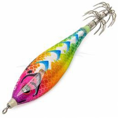 Isca de pesca colorida com padrão de escamas e ganchos de metal