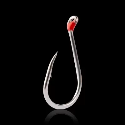 Anzol de pesca metálico prateado com nó vermelho