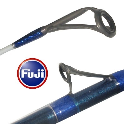 Vara de pesca azul metalizada com anéis de guia e logótipo Fuji