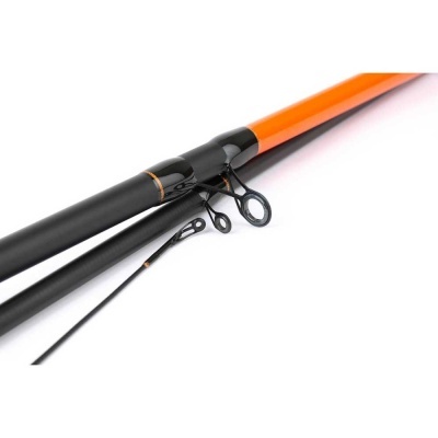 Varas de pesca preto e laranja com ilhós metálicos.