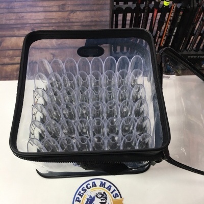 Caixa transparente com divisórias e logotipo PESCA MAIS na mesa