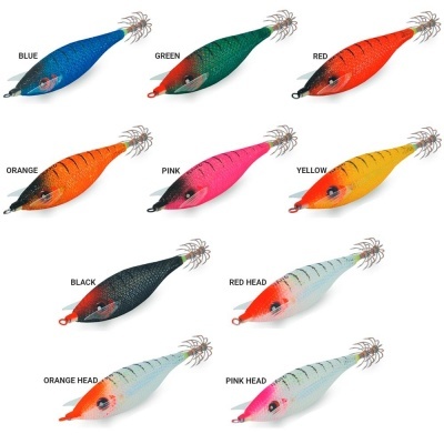 Iscos de pesca coloridos com anzóis múltiplos em várias cores e padrões.