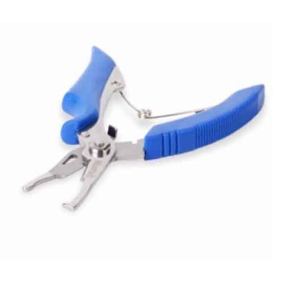 Alicate metálico com punhos azuis sobre fundo branco