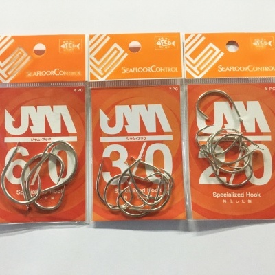 Três pacotes de anzóis de pesca JM em plástico com cartão laranja e branco.