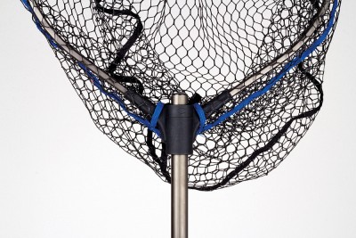 Rede de pesca com cabo metálico prateado e armação preta com detalhes azuis