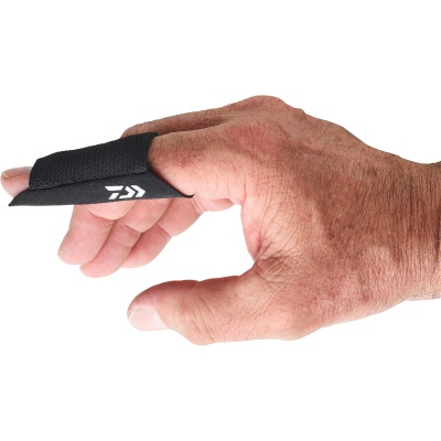 Proteção preta para dedo indicador com logótipo branco em dedo humano