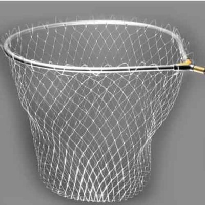 Rede de pesca metálica com malha fina e cabo curto sobre fundo cinzento