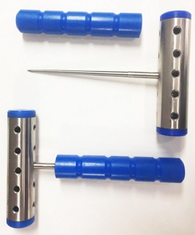 Ferramentas de cabo azul com partes metálicas prateadas e furos, sobre fundo branco.