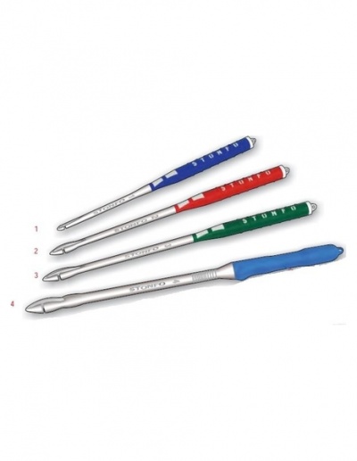 Quatro agulhas de croché coloridas em metal sobre fundo branco