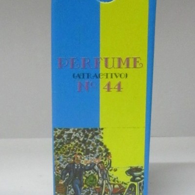 Embalagem de perfume azul e amarela com texto e ilustração colorida