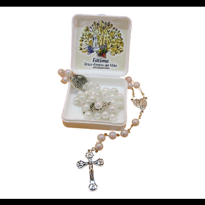 Terço com contas brancas em caixa com imagem de árvore e texto Fátima Tempo de AMOR ao SÉRIO