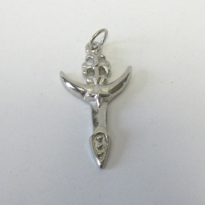 Pingente em metal prateado abstrato sobre fundo branco