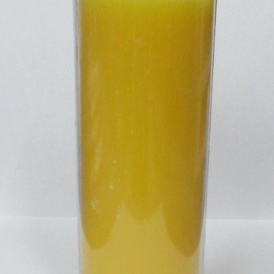 Vela amarela em copo transparente com pavio