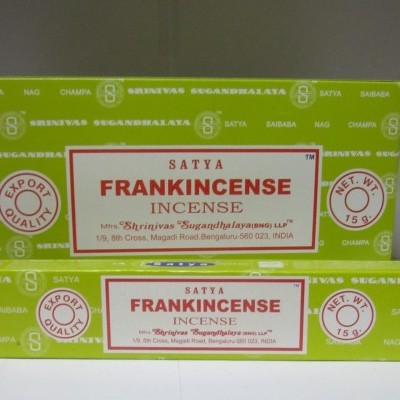 Caixas verdes de incenso Satya Frankincense com texto e peso visíveis