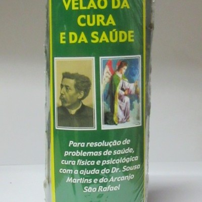 Vela verde com rótulo texturizado e imagens religiosas