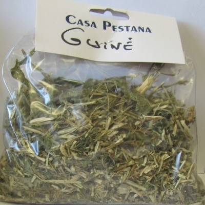 Pacote de ervas secas com etiqueta Casa Pestana Guiné