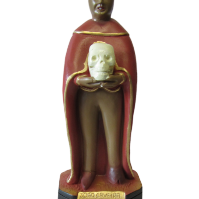 Estátua de João Caveira segurando caveira com capa vermelha e base preta.