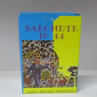 Embalagem azul e amarela de sabonete N° 44 com ilustração de homens e dinheiro