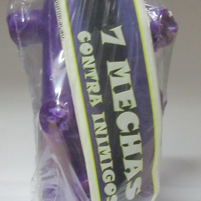 Frasco roxo com etiqueta em plástico transparente