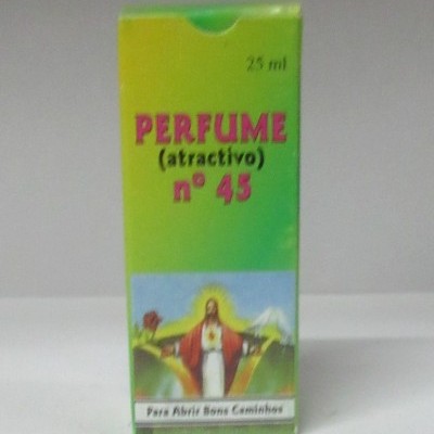 Embalagem verde e amarela de perfume n.º 45 com figura religiosa e texto em português.