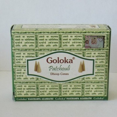 Caixa verde e branca de incenso Goloka Patchouli Dhoop Cones com texto e padrões indianos