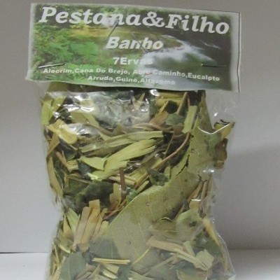 Pacote de ervas secas para banho com etiqueta verde 'Pestana & Filho Banho 7 Ervas'