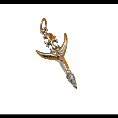 Pingente metálico prateado em forma de figura estilizada com asas e base com cristais