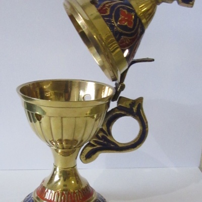 Cálice dourado com tampa colorida aberta