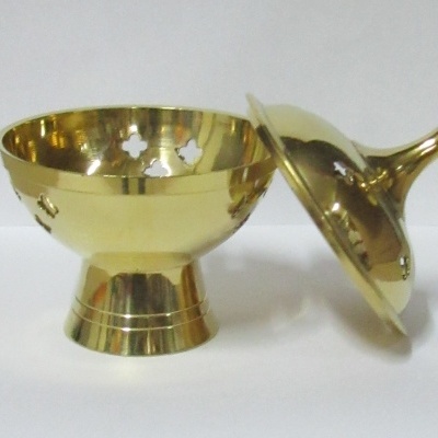 Taça dourada com tampa em fundo branco