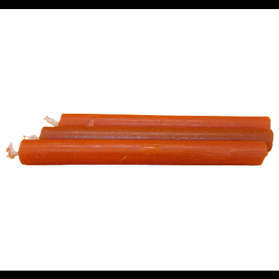 Três velas laranja longas com pavios visíveis sobre fundo branco