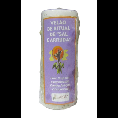 Vela branca com rótulo lilás de ritual de sal e arruda.