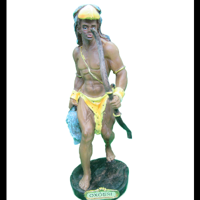 Estátua colorida de Oxóssi com arco e base verde.