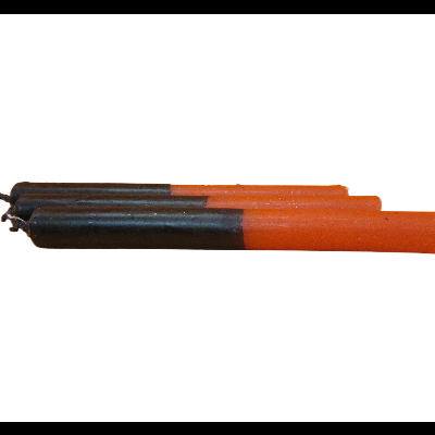 Quatro velas finas metade preto metade laranja sobre superfície branca