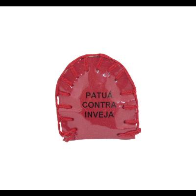 Patuá vermelho com costura e texto 'PATUÁ CONTRA INVEJA'