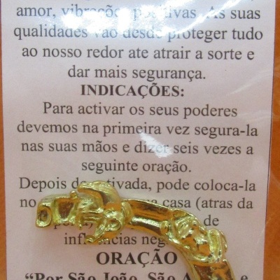 Ferradura dourada decorativa com texto explicativo em português ao fundo.