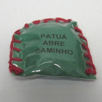 Patuá verde com costura vermelha e texto preto PATUÁ ABRE CAMINHO