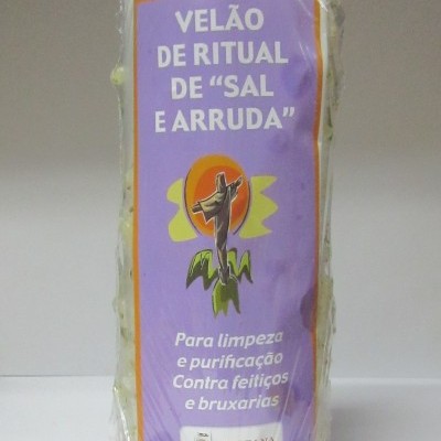 Vela de ritual branca com rótulo roxo e texto em português