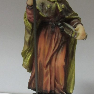 Estátua de Santiago com manto verde e túnica castanha em base redonda