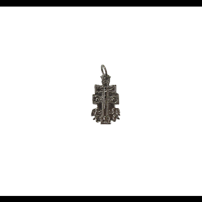 Pingente prateado com design em cruz e detalhes ornamentais