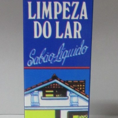 Embalagem azul de sabão líquido para limpeza doméstica com desenho de casa